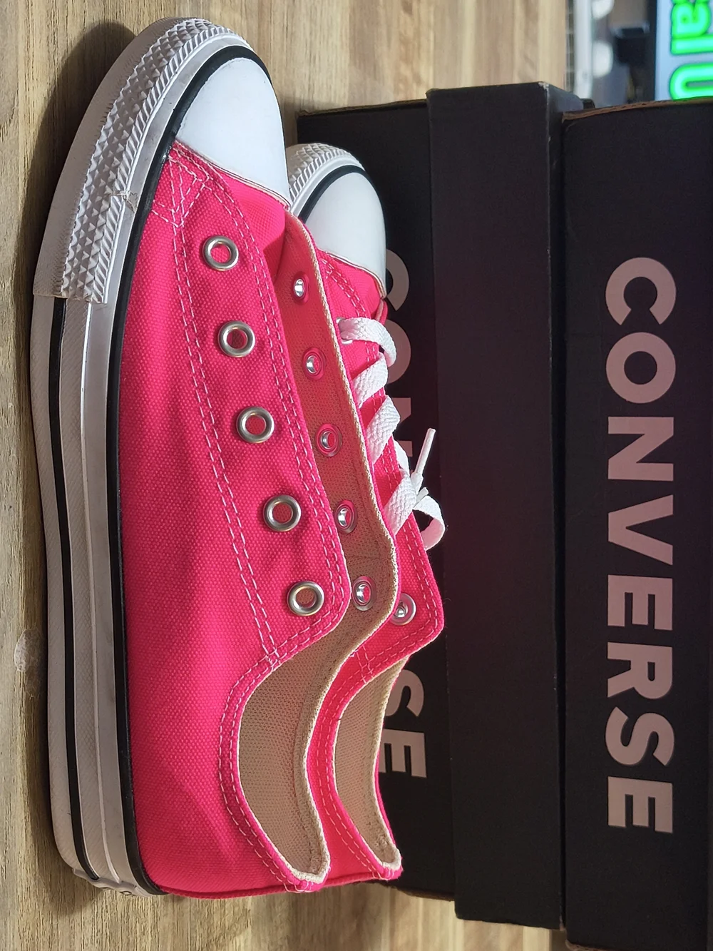 Converse Girls Low Top Canvas Sneakers in Hot Pink Size 3 New In Boxes